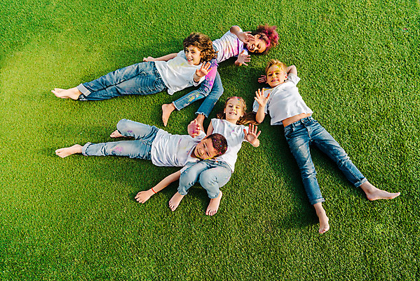 포토 JPG 주간 전신 서양인 외국인 백인 여자 어린이교육 교육 남자 어린이라이프 어린이 흑인 장난 미술 동양인 소녀 소년 잔디 여러명 야외 앞모습 10대 하이앵글 컬러풀 글로벌 눕기 즐거움 미술교육 천진난만 어린이만 국내포토 자연요소 식물 라이프스타일 감정 뷰포인트 컬러 다수 컨셉 모션 청소년 문화예술 사람 인종 파일형식