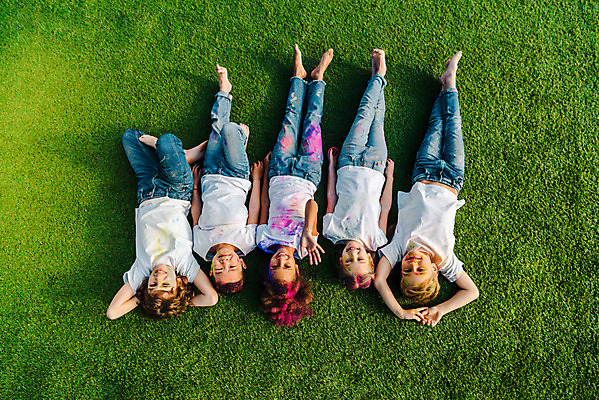 포토 JPG 주간 전신 서양인 외국인 백인 여자 어린이교육 교육 남자 어린이라이프 어린이 흑인 장난 미술 동양인 소녀 소년 잔디 여러명 야외 앞모습 10대 하이앵글 컬러풀 글로벌 눕기 즐거움 미술교육 천진난만 어린이만 국내포토 자연요소 식물 라이프스타일 감정 뷰포인트 컬러 다수 컨셉 모션 청소년 문화예술 사람 인종 파일형식