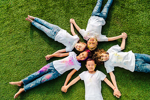 포토 JPG 주간 전신 서양인 외국인 백인 여자 어린이교육 교육 남자 어린이라이프 어린이 흑인 장난 미술 동양인 소녀 소년 잔디 여러명 상반신 야외 앞모습 10대 하이앵글 컬러풀 글로벌 눕기 즐거움 미술교육 천진난만 어린이만 국내포토 자연요소 식물 라이프스타일 감정 뷰포인트 컬러 다수 컨셉 모션 청소년 문화예술 사람 인종 파일형식