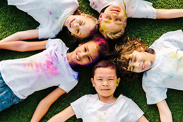 포토 JPG 주간 서양인 외국인 백인 여자 어린이교육 교육 남자 어린이라이프 어린이 흑인 장난 미술 동양인 소녀 소년 잔디 여러명 상반신 야외 앞모습 10대 하이앵글 컬러풀 글로벌 눕기 즐거움 미술교육 천진난만 어린이만 국내포토 자연요소 식물 라이프스타일 감정 뷰포인트 컬러 다수 컨셉 모션 청소년 문화예술 사람 인종 파일형식