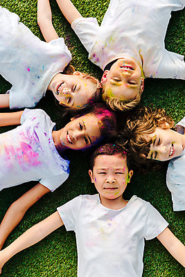 포토 JPG 주간 서양인 외국인 백인 여자 어린이교육 교육 남자 어린이라이프 어린이 흑인 장난 미술 동양인 소녀 소년 잔디 여러명 상반신 야외 앞모습 10대 하이앵글 컬러풀 글로벌 눕기 즐거움 미술교육 천진난만 어린이만 국내포토 자연요소 식물 라이프스타일 감정 뷰포인트 컬러 다수 컨셉 모션 청소년 문화예술 사람 인종 파일형식