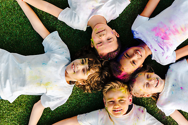 포토 JPG 주간 서양인 외국인 백인 여자 어린이교육 교육 남자 어린이라이프 어린이 흑인 장난 미술 동양인 소녀 소년 잔디 여러명 상반신 야외 앞모습 10대 하이앵글 컬러풀 글로벌 눕기 즐거움 미술교육 천진난만 어린이만 국내포토 자연요소 식물 라이프스타일 감정 뷰포인트 컬러 다수 컨셉 모션 청소년 문화예술 사람 인종 파일형식