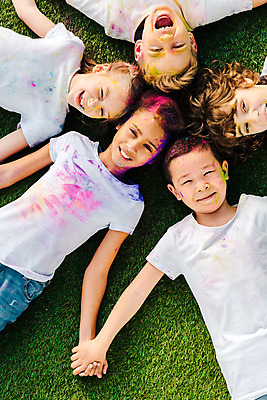 포토 JPG 주간 서양인 외국인 백인 여자 어린이교육 교육 남자 어린이라이프 어린이 흑인 장난 미술 동양인 소녀 소년 잔디 여러명 상반신 야외 앞모습 10대 하이앵글 컬러풀 글로벌 눕기 손잡기 즐거움 미술교육 천진난만 어린이만 국내포토 자연요소 식물 라이프스타일 감정 뷰포인트 컬러 다수 컨셉 모션 청소년 문화예술 사람 인종 파일형식