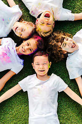 포토 JPG 주간 서양인 외국인 백인 여자 어린이교육 교육 남자 어린이라이프 어린이 흑인 장난 미술 동양인 소녀 소년 잔디 여러명 상반신 야외 앞모습 10대 하이앵글 컬러풀 글로벌 눕기 즐거움 미술교육 천진난만 어린이만 국내포토 자연요소 식물 라이프스타일 감정 뷰포인트 컬러 다수 컨셉 모션 청소년 문화예술 사람 인종 파일형식