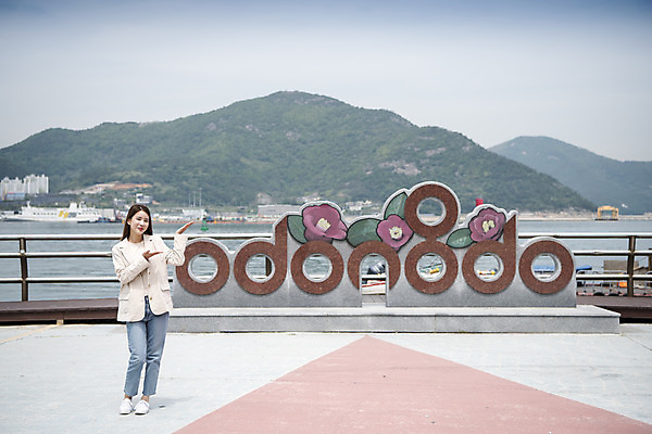 포토 JPG 주간 전신 우먼라이프 여자 바다 여행 산 안내 한명 서기 20대 성인 야외 앞모습 관광지 조형물 봄 한국인 가리킴 즐거움 여수 국내여행 봄여행 오동도 성인여자한명만 국내포토 자연요소 1 라이프스타일 계절 감정 뷰포인트 섬 모션 미술 사람 동양인 손짓 청년 전라남도 여자한명만 성인여자만 파일형식