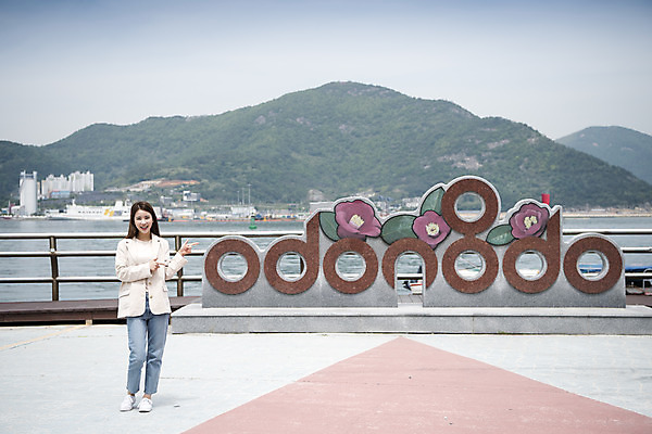 포토 JPG 주간 전신 우먼라이프 여자 바다 여행 산 안내 한명 서기 20대 성인 야외 앞모습 관광지 조형물 봄 한국인 가리킴 즐거움 여수 국내여행 봄여행 오동도 성인여자한명만 국내포토 자연요소 1 라이프스타일 계절 감정 뷰포인트 섬 모션 미술 사람 동양인 손짓 청년 전라남도 여자한명만 성인여자만 파일형식