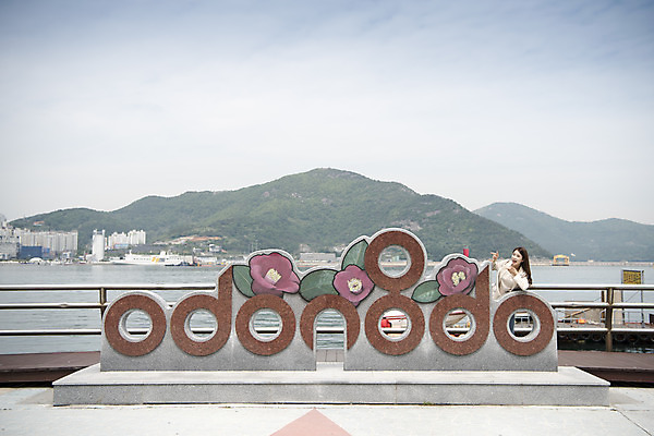 포토 JPG 주간 우먼라이프 여자 바다 여행 산 한명 서기 상반신 20대 성인 야외 앞모습 관광지 조형물 봄 한국인 가리킴 즐거움 손인사 여수 국내여행 봄여행 오동도 성인여자한명만 국내포토 자연요소 1 라이프스타일 계절 감정 뷰포인트 섬 모션 미술 사람 동양인 손짓 청년 인사 전라남도 여자한명만 성인여자만 파일형식