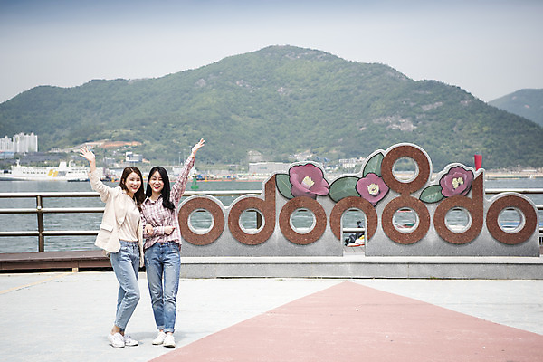 포토 JPG 주간 전신 우먼라이프 여자 바다 여행 서기 미소 20대 성인 야외 두명 앞모습 관광지 친구 조형물 봄 우정 한국인 즐거움 손인사 여수 국내여행 봄여행 오동도 성인여자만 국내포토 자연요소 라이프스타일 계절 감정 뷰포인트 섬 관계 모션 표정 미술 사람 동양인 청년 인사 전라남도 여자만 성인만 파일형식