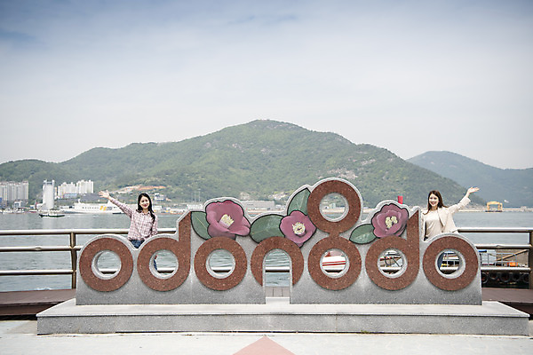 포토 JPG 주간 우먼라이프 여자 바다 여행 서기 상반신 20대 성인 야외 두명 앞모습 관광지 친구 조형물 손들기 봄 우정 한국인 즐거움 여수 국내여행 봄여행 오동도 성인여자만 국내포토 자연요소 라이프스타일 계절 감정 뷰포인트 섬 관계 모션 미술 사람 동양인 청년 전라남도 여자만 성인만 파일형식