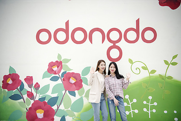 포토 JPG 주간 우먼라이프 여자 여행 서기 미소 상반신 20대 성인 야외 두명 앞모습 관광지 친구 봄 우정 한국인 즐거움 벽화 손인사 여수 국내여행 봄여행 오동도 성인여자만 국내포토 자연요소 라이프스타일 계절 감정 뷰포인트 섬 관계 모션 표정 사람 동양인 청년 인사 전라남도 그림 여자만 성인만 파일형식