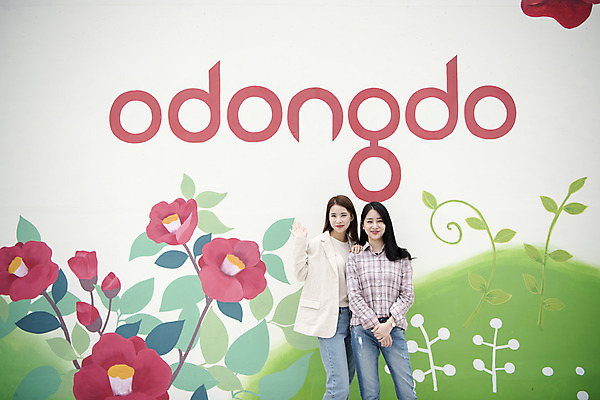 포토 JPG 주간 우먼라이프 여자 여행 서기 미소 상반신 20대 성인 야외 두명 앞모습 관광지 친구 봄 우정 한국인 즐거움 벽화 손인사 여수 국내여행 봄여행 오동도 성인여자만 국내포토 자연요소 라이프스타일 계절 감정 뷰포인트 섬 관계 모션 표정 사람 동양인 청년 인사 전라남도 그림 여자만 성인만 파일형식