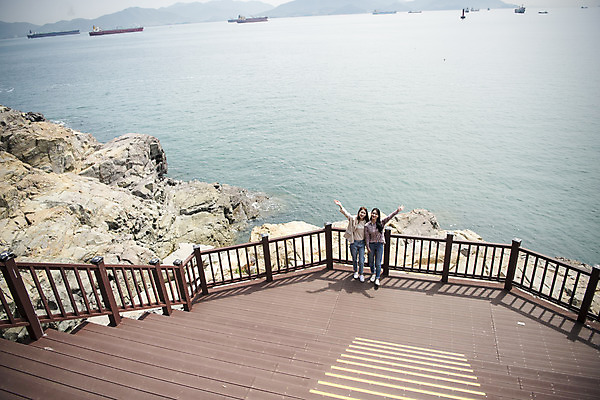 포토 JPG 주간 전신 우먼라이프 여자 바다 여행 서기 20대 성인 야외 두명 앞모습 관광지 친구 봄 우정 한국인 즐거움 손인사 전망대 여수 국내여행 봄여행 오동도 성인여자만 국내포토 자연요소 라이프스타일 계절 감정 뷰포인트 섬 관계 모션 사람 동양인 청년 인사 전라남도 여자만 성인만 파일형식