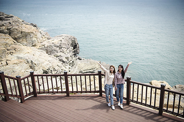 포토 JPG 주간 전신 우먼라이프 여자 바다 여행 서기 20대 성인 야외 두명 앞모습 관광지 친구 봄 우정 한국인 즐거움 손인사 전망대 여수 국내여행 봄여행 오동도 성인여자만 국내포토 자연요소 라이프스타일 계절 감정 뷰포인트 섬 관계 모션 사람 동양인 청년 인사 전라남도 여자만 성인만 파일형식