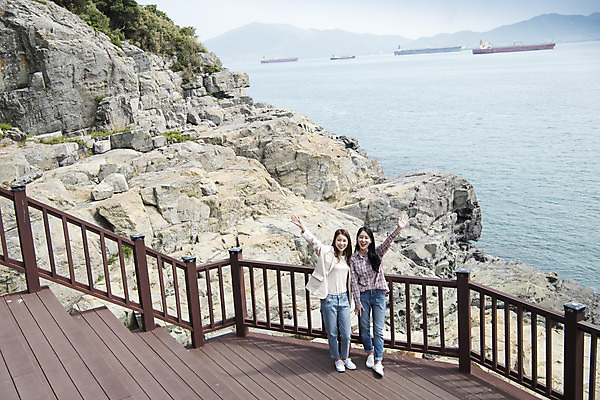 포토 JPG 주간 전신 우먼라이프 여자 바다 여행 서기 미소 20대 성인 야외 두명 앞모습 관광지 친구 맑음 봄 우정 한국인 즐거움 손인사 여수 국내여행 봄여행 오동도 성인여자만 국내포토 자연요소 라이프스타일 계절 감정 뷰포인트 섬 관계 모션 날씨 표정 사람 동양인 청년 인사 전라남도 여자만 성인만 파일형식