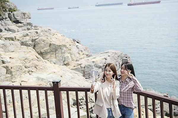 포토 JPG 주간 우먼라이프 여자 바다 여행 서기 미소 들기 상반신 20대 성인 야외 두명 앞모습 관광지 친구 스마트폰 맑음 봄 우정 한국인 셀프카메라 즐거움 브이 여수 국내여행 봄여행 셀카봉 오동도 성인여자만 국내포토 자연요소 라이프스타일 계절 감정 뷰포인트 섬 관계 모션 날씨 표정 사람 동양인 손짓 청년 핸드폰 스마트기기 사진촬영 전라남도 여자만 성인만 파일형식