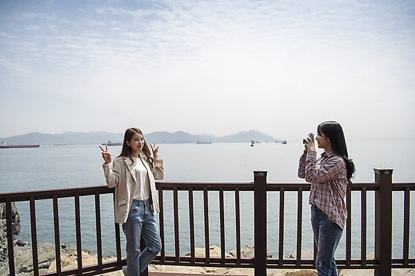 포토 JPG 주간 구름 우먼라이프 여자 바다 여행 하늘 서기 상반신 20대 성인 야외 두명 옆모습 관광지 친구 맑음 사진촬영 봄 우정 한국인 즐거움 브이 여수 국내여행 봄여행 오동도 성인여자만 국내포토 자연요소 라이프스타일 계절 감정 뷰포인트 섬 관계 모션 날씨 사람 동양인 손짓 청년 촬영 전라남도 여자만 성인만 파일형식