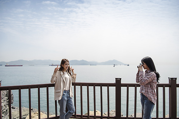 포토 JPG 주간 구름 우먼라이프 여자 바다 여행 하늘 서기 상반신 20대 성인 야외 두명 옆모습 관광지 친구 맑음 사진촬영 봄 우정 한국인 즐거움 브이 여수 국내여행 봄여행 오동도 성인여자만 국내포토 자연요소 라이프스타일 계절 감정 뷰포인트 섬 관계 모션 날씨 사람 동양인 손짓 청년 촬영 전라남도 여자만 성인만 파일형식