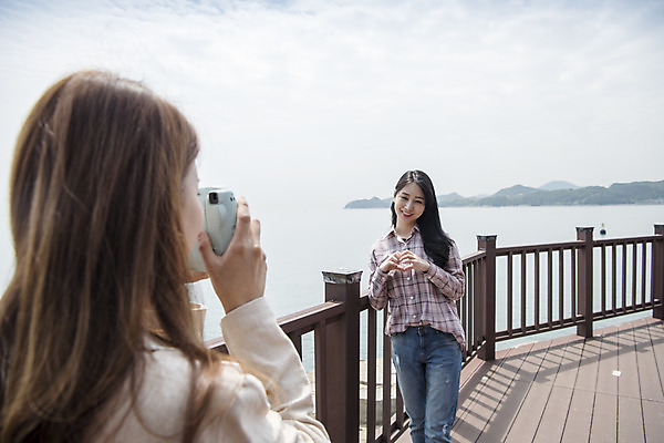 포토 JPG 주간 우먼라이프 여자 바다 여행 서기 미소 상반신 20대 성인 야외 두명 앞모습 뒷모습 관광지 친구 맑음 사진촬영 봄 우정 한국인 즐거움 폴라로이드 폴라로이드사진 여수 손하트 국내여행 봄여행 오동도 성인여자만 국내포토 자연요소 라이프스타일 계절 감정 뷰포인트 섬 관계 모션 날씨 표정 사람 동양인 손짓 청년 카메라 촬영 전라남도 여자만 성인만 파일형식