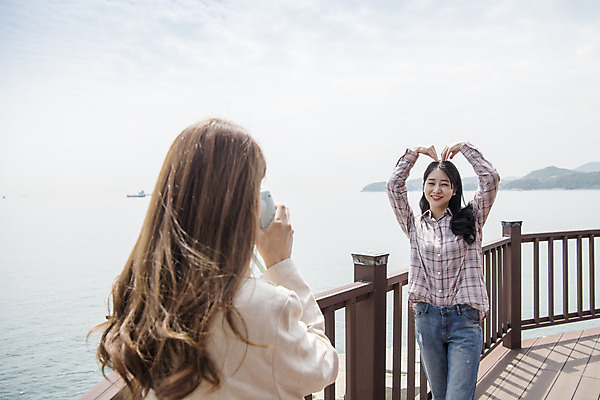 포토 JPG 주간 우먼라이프 여자 바다 여행 서기 미소 상반신 20대 성인 야외 두명 앞모습 뒷모습 관광지 친구 맑음 사진촬영 봄 우정 한국인 즐거움 폴라로이드 폴라로이드사진 여수 손하트 국내여행 봄여행 오동도 성인여자만 국내포토 자연요소 라이프스타일 계절 감정 뷰포인트 섬 관계 모션 날씨 표정 사람 동양인 손짓 청년 카메라 촬영 전라남도 여자만 성인만 파일형식