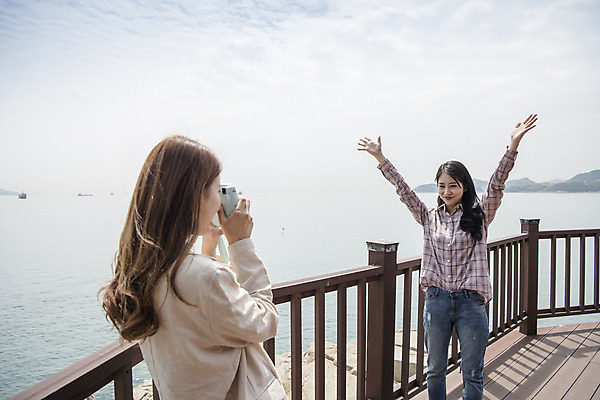 포토 JPG 주간 우먼라이프 여자 바다 여행 서기 상반신 20대 성인 야외 두명 앞모습 뒷모습 관광지 친구 손들기 맑음 사진촬영 봄 우정 한국인 즐거움 폴라로이드 폴라로이드사진 여수 국내여행 봄여행 오동도 성인여자만 국내포토 자연요소 라이프스타일 계절 감정 뷰포인트 섬 관계 모션 날씨 사람 동양인 청년 카메라 촬영 전라남도 여자만 성인만 파일형식