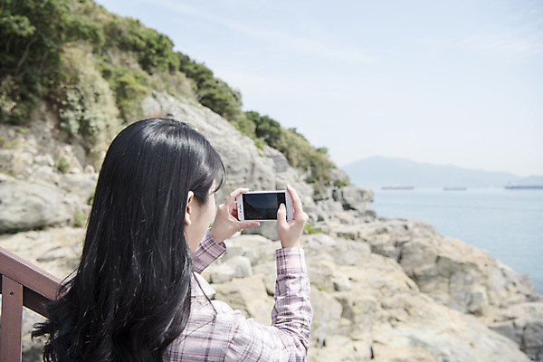 포토 JPG 주간 우먼라이프 여자 바다 여행 한명 서기 들기 상반신 20대 성인 야외 옆모습 관광지 스마트폰 맑음 사진촬영 봄 한국인 즐거움 여수 국내여행 봄여행 오동도 성인여자한명만 국내포토 자연요소 1 라이프스타일 계절 감정 뷰포인트 섬 모션 날씨 사람 동양인 청년 핸드폰 스마트기기 촬영 전라남도 여자한명만 성인여자만 파일형식