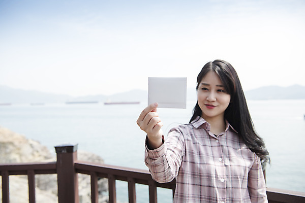 포토 JPG 주간 우먼라이프 여자 바다 여행 프레임 한명 서기 들기 상반신 20대 성인 야외 앞모습 관광지 맑음 봄 한국인 즐거움 폴라로이드사진 여수 국내여행 봄여행 오동도 성인여자한명만 국내포토 자연요소 1 라이프스타일 계절 감정 뷰포인트 섬 모션 날씨 사람 동양인 청년 전라남도 폴라로이드 여자한명만 성인여자만 파일형식