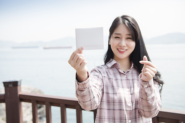 포토 JPG 주간 우먼라이프 여자 바다 여행 프레임 한명 서기 미소 들기 상반신 20대 성인 야외 앞모습 아웃포커스 관광지 봄 한국인 즐거움 폴라로이드사진 여수 손하트 국내여행 봄여행 오동도 성인여자한명만 국내포토 자연요소 1 라이프스타일 계절 감정 뷰포인트 섬 모션 촬영기법 표정 사람 동양인 손짓 청년 전라남도 폴라로이드 여자한명만 성인여자만 파일형식