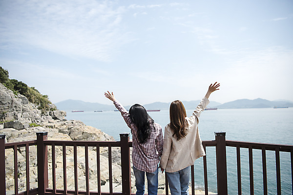 포토 JPG 주간 우먼라이프 여자 바다 여행 하늘 서기 상반신 20대 성인 야외 두명 뒷모습 관광지 친구 손들기 손잡기 맑음 봄 우정 한국인 즐거움 여수 국내여행 봄여행 오동도 성인여자만 국내포토 자연요소 라이프스타일 계절 감정 뷰포인트 섬 관계 모션 날씨 사람 동양인 청년 전라남도 여자만 성인만 파일형식