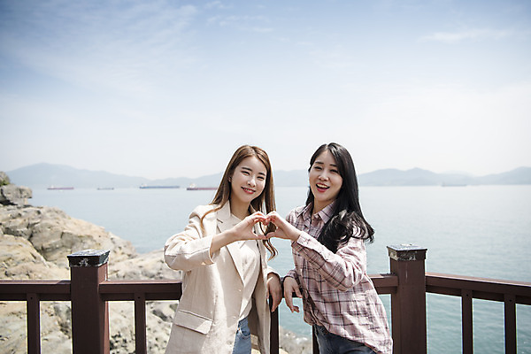 포토 JPG 주간 우먼라이프 여자 바다 여행 하늘 서기 미소 상반신 20대 성인 야외 두명 앞모습 관광지 친구 맑음 봄 우정 한국인 즐거움 여수 손하트 국내여행 봄여행 오동도 성인여자만 국내포토 자연요소 라이프스타일 계절 감정 뷰포인트 섬 관계 모션 날씨 표정 사람 동양인 손짓 청년 전라남도 여자만 성인만 파일형식