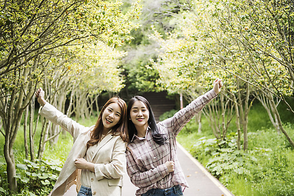 포토 JPG 주간 우먼라이프 여자 여행 서기 미소 상반신 20대 성인 야외 두명 앞모습 관광지 친구 손들기 봄 우정 한국인 즐거움 숲길 여수 국내여행 봄여행 오동도 성인여자만 국내포토 자연요소 라이프스타일 계절 감정 길 뷰포인트 섬 관계 모션 표정 사람 동양인 청년 전라남도 여자만 성인만 파일형식