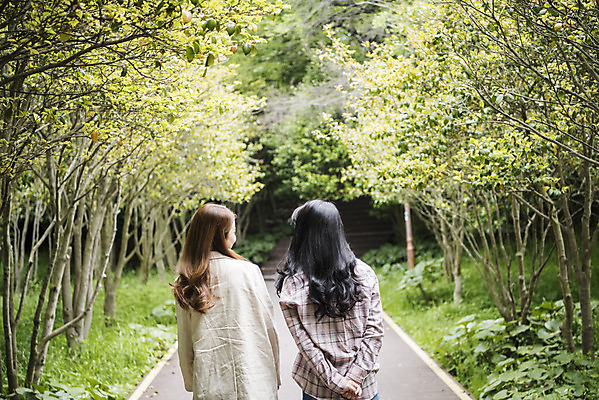포토 JPG 주간 우먼라이프 여자 여행 서기 상반신 20대 성인 야외 두명 뒷모습 관광지 친구 봄 우정 한국인 즐거움 숲길 여수 국내여행 봄여행 오동도 성인여자만 국내포토 자연요소 라이프스타일 계절 감정 길 뷰포인트 섬 관계 모션 사람 동양인 청년 전라남도 여자만 성인만 파일형식