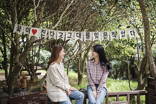 포토 JPG 주간 우먼라이프 여자 여행 미소 앉기 상반신 20대 성인 야외 두명 앞모습 옆모습 관광지 친구 마주보기 봄 우정 한국인 즐거움 숲길 여수 가랜드 국내여행 봄여행 오동도 성인여자만 국내포토 자연요소 라이프스타일 계절 감정 길 뷰포인트 섬 관계 모션 표정 사람 동양인 청년 전라남도 파티용품 여자만 성인만 파일형식