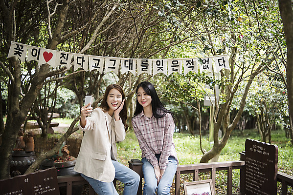 포토 JPG 주간 우먼라이프 여자 여행 미소 앉기 상반신 20대 성인 야외 두명 앞모습 관광지 친구 스마트폰 봄 우정 한국인 셀프카메라 즐거움 숲길 여수 가랜드 국내여행 봄여행 오동도 성인여자만 국내포토 자연요소 라이프스타일 계절 감정 길 뷰포인트 섬 관계 모션 표정 사람 동양인 청년 핸드폰 스마트기기 사진촬영 전라남도 파티용품 여자만 성인만 파일형식