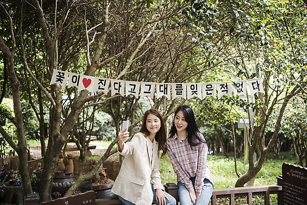 포토 JPG 주간 우먼라이프 여자 여행 미소 들기 앉기 상반신 20대 성인 야외 두명 앞모습 관광지 친구 스마트폰 봄 우정 한국인 셀프카메라 즐거움 숲길 여수 가랜드 국내여행 봄여행 오동도 성인여자만 국내포토 자연요소 라이프스타일 계절 감정 길 뷰포인트 섬 관계 모션 표정 사람 동양인 청년 핸드폰 스마트기기 사진촬영 전라남도 파티용품 여자만 성인만 파일형식