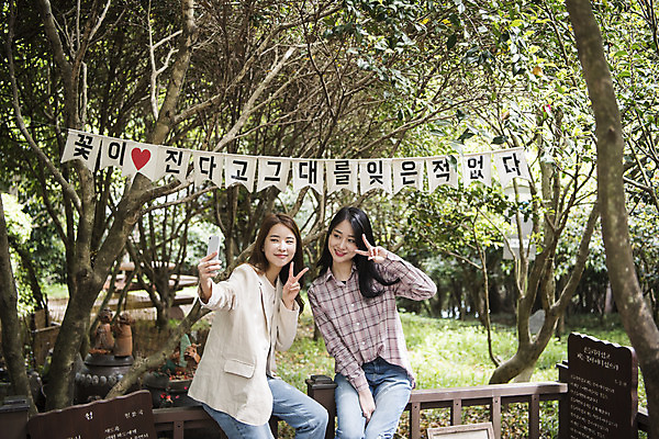포토 JPG 주간 우먼라이프 여자 여행 미소 들기 앉기 상반신 20대 성인 야외 두명 앞모습 관광지 친구 스마트폰 봄 우정 한국인 셀프카메라 즐거움 숲길 여수 가랜드 국내여행 봄여행 오동도 성인여자만 국내포토 자연요소 라이프스타일 계절 감정 길 뷰포인트 섬 관계 모션 표정 사람 동양인 청년 핸드폰 스마트기기 사진촬영 전라남도 파티용품 여자만 성인만 파일형식