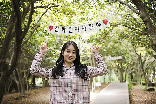 포토 JPG 주간 우먼라이프 여자 여행 한명 서기 미소 상반신 20대 성인 야외 앞모습 관광지 봄 한국인 가리킴 즐거움 숲길 여수 가랜드 국내여행 봄여행 오동도 성인여자한명만 국내포토 자연요소 1 라이프스타일 계절 감정 길 뷰포인트 섬 모션 표정 사람 동양인 손짓 청년 전라남도 파티용품 여자한명만 성인여자만 파일형식