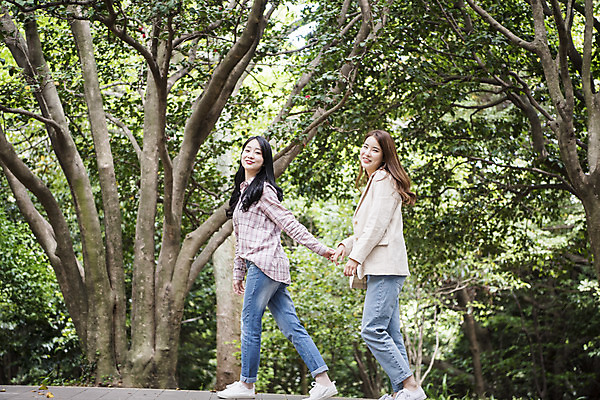 포토 JPG 주간 전신 나무 우먼라이프 여자 여행 20대 성인 야외 두명 옆모습 관광지 친구 걷기 손잡기 봄 우정 산책 한국인 즐거움 숲길 여수 국내여행 봄여행 오동도 성인여자만 국내포토 자연요소 식물 라이프스타일 계절 감정 길 뷰포인트 섬 관계 모션 휴식 사람 동양인 청년 전라남도 여자만 성인만 파일형식