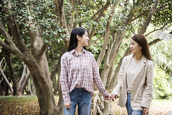 포토 JPG 주간 나무 우먼라이프 여자 여행 상반신 20대 성인 야외 두명 앞모습 관광지 친구 걷기 손잡기 봄 우정 한국인 즐거움 숲길 여수 국내여행 봄여행 오동도 성인여자만 국내포토 자연요소 식물 라이프스타일 계절 감정 길 뷰포인트 섬 관계 모션 사람 동양인 청년 전라남도 여자만 성인만 파일형식
