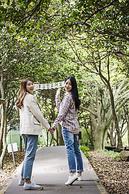 포토 JPG 주간 전신 나무 우먼라이프 여자 여행 서기 20대 성인 야외 두명 뒷모습 관광지 친구 손잡기 봄 우정 한국인 뒤돌아보기 즐거움 숲길 여수 가랜드 국내여행 봄여행 오동도 성인여자만 국내포토 자연요소 식물 라이프스타일 계절 감정 길 뷰포인트 섬 관계 모션 사람 동양인 청년 전라남도 파티용품 여자만 성인만 파일형식