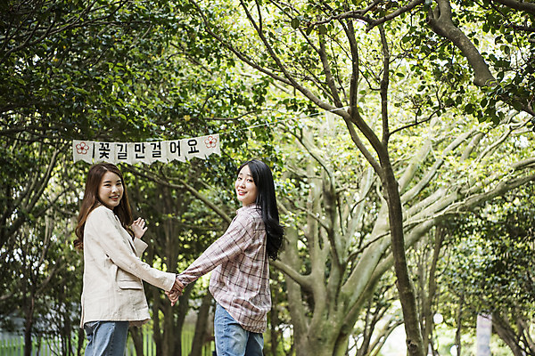 포토 JPG 주간 우먼라이프 여자 여행 서기 미소 상반신 20대 성인 야외 두명 뒷모습 관광지 친구 손잡기 봄 우정 한국인 뒤돌아보기 즐거움 숲길 여수 가랜드 국내여행 봄여행 오동도 성인여자만 국내포토 자연요소 라이프스타일 계절 감정 길 뷰포인트 섬 관계 모션 표정 사람 동양인 청년 전라남도 파티용품 여자만 성인만 파일형식