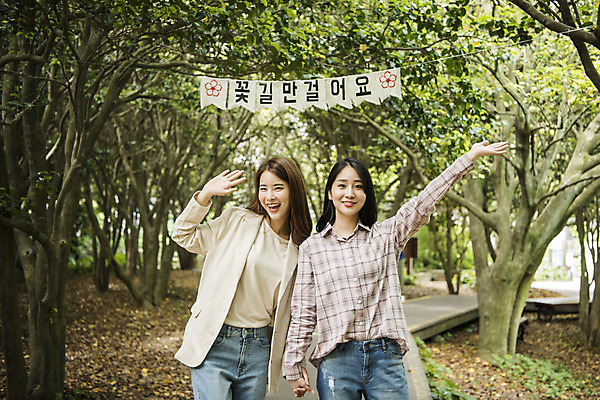 포토 JPG 주간 우먼라이프 여자 여행 서기 미소 상반신 20대 성인 야외 두명 앞모습 관광지 친구 손잡기 봄 우정 한국인 즐거움 손인사 숲길 여수 가랜드 국내여행 봄여행 오동도 성인여자만 국내포토 자연요소 라이프스타일 계절 감정 길 뷰포인트 섬 관계 모션 표정 사람 동양인 청년 인사 전라남도 파티용품 여자만 성인만 파일형식