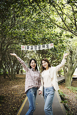 포토 JPG 주간 우먼라이프 여자 여행 서기 미소 상반신 20대 성인 야외 두명 앞모습 관광지 친구 손들기 손잡기 봄 우정 한국인 즐거움 숲길 여수 가랜드 국내여행 봄여행 오동도 성인여자만 국내포토 자연요소 라이프스타일 계절 감정 길 뷰포인트 섬 관계 모션 표정 사람 동양인 청년 전라남도 파티용품 여자만 성인만 파일형식