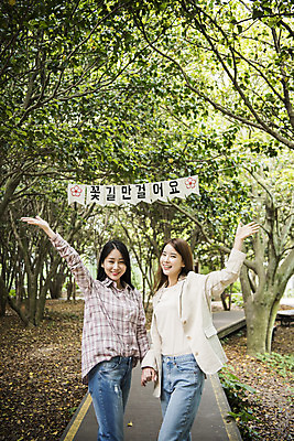 포토 JPG 주간 우먼라이프 여자 여행 서기 미소 상반신 20대 성인 야외 두명 앞모습 관광지 친구 손들기 손잡기 봄 우정 한국인 즐거움 숲길 여수 가랜드 국내여행 봄여행 오동도 성인여자만 국내포토 자연요소 라이프스타일 계절 감정 길 뷰포인트 섬 관계 모션 표정 사람 동양인 청년 전라남도 파티용품 여자만 성인만 파일형식