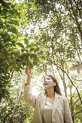 포토 JPG 주간 우먼라이프 여자 로우앵글 여행 나뭇잎 한명 서기 상반신 20대 성인 야외 앞모습 관광지 봄 만지기 한국인 즐거움 숲길 여수 국내여행 봄여행 오동도 성인여자한명만 국내포토 자연요소 1 라이프스타일 계절 감정 길 뷰포인트 섬 잎 모션 사람 동양인 청년 전라남도 여자한명만 성인여자만 파일형식