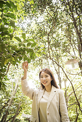 포토 JPG 주간 우먼라이프 여자 로우앵글 여행 나뭇잎 한명 서기 상반신 20대 성인 야외 앞모습 관광지 봄 만지기 한국인 즐거움 숲길 여수 국내여행 봄여행 오동도 성인여자한명만 국내포토 자연요소 1 라이프스타일 계절 감정 길 뷰포인트 섬 잎 모션 사람 동양인 청년 전라남도 여자한명만 성인여자만 파일형식