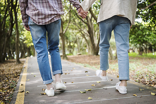 포토 JPG 주간 우먼라이프 여자 여행 20대 성인 야외 두명 뒷모습 관광지 친구 걷기 손잡기 봄 우정 한국인 하반신 즐거움 숲길 여수 국내여행 봄여행 오동도 성인여자만 국내포토 자연요소 라이프스타일 계절 감정 길 뷰포인트 섬 관계 모션 사람 동양인 청년 전라남도 여자만 성인만 파일형식