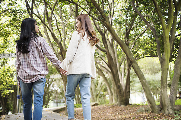 포토 JPG 주간 나무 우먼라이프 여자 여행 상반신 20대 성인 야외 두명 뒷모습 관광지 친구 걷기 손잡기 봄 우정 한국인 즐거움 숲길 여수 국내여행 봄여행 오동도 성인여자만 국내포토 자연요소 식물 라이프스타일 계절 감정 길 뷰포인트 섬 관계 모션 사람 동양인 청년 전라남도 여자만 성인만 파일형식