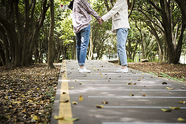 포토 JPG 주간 우먼라이프 여자 여행 서기 20대 성인 야외 두명 뒷모습 관광지 친구 손잡기 봄 우정 한국인 하반신 뒤돌아보기 즐거움 숲길 여수 국내여행 봄여행 오동도 성인여자만 국내포토 자연요소 라이프스타일 계절 감정 길 뷰포인트 섬 관계 모션 사람 동양인 청년 전라남도 여자만 성인만 파일형식