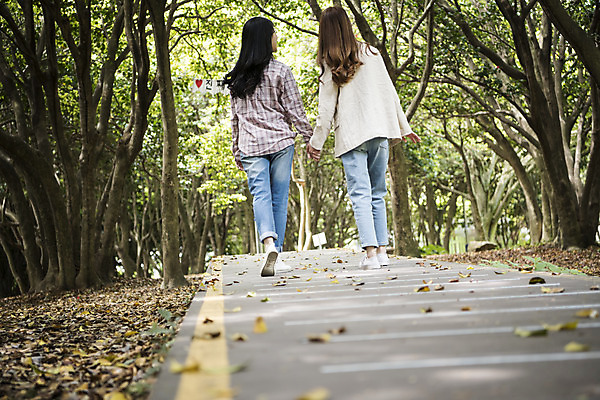 포토 JPG 주간 전신 우먼라이프 여자 여행 20대 성인 야외 두명 뒷모습 관광지 친구 걷기 손잡기 봄 우정 한국인 즐거움 숲길 여수 국내여행 봄여행 오동도 성인여자만 국내포토 자연요소 라이프스타일 계절 감정 길 뷰포인트 섬 관계 모션 사람 동양인 청년 전라남도 여자만 성인만 파일형식