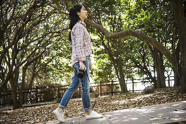 포토 JPG 주간 전신 나무 우먼라이프 여자 여행 한명 들기 20대 성인 야외 옆모습 관광지 걷기 카메라 봄 한국인 즐거움 숲길 여수 국내여행 봄여행 오동도 성인여자한명만 국내포토 자연요소 식물 1 라이프스타일 계절 감정 길 뷰포인트 섬 모션 사람 동양인 청년 전자제품 전라남도 여자한명만 성인여자만 파일형식